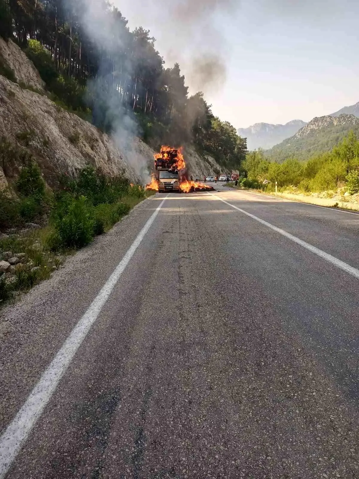 Adana'da Saman Balyası Yüklü Araç Yangını