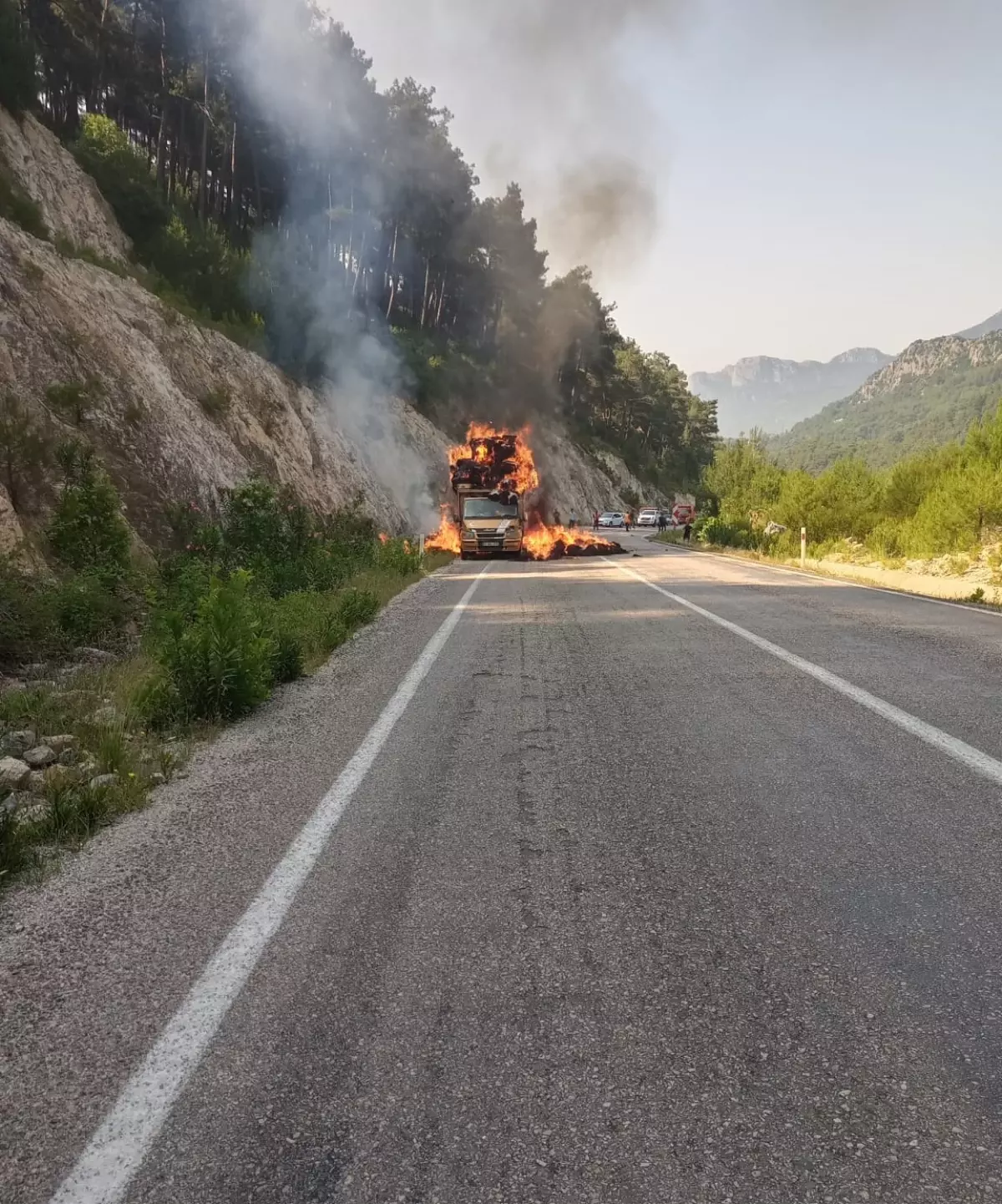 Adana'da Saman Yüklü Kamyonet Yandı