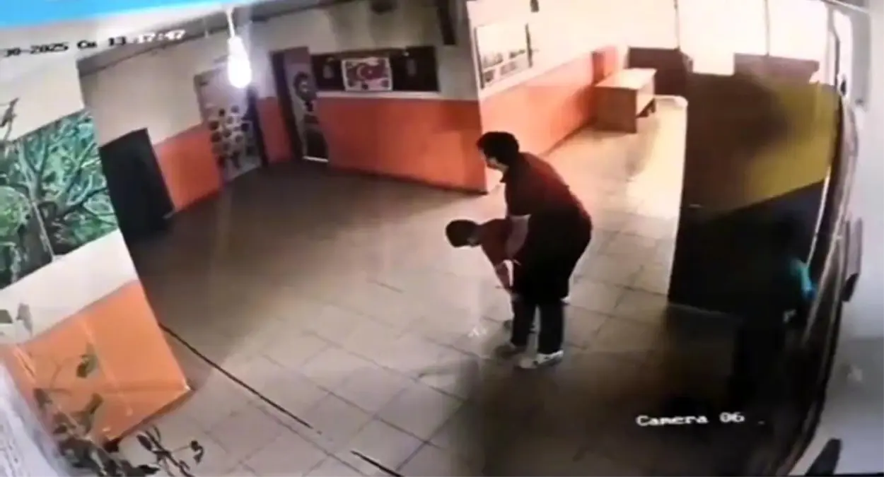 Öğrenciyi Heimlich Manevrası ile Kurtaran Öğretmen Kahraman İlan Edildi