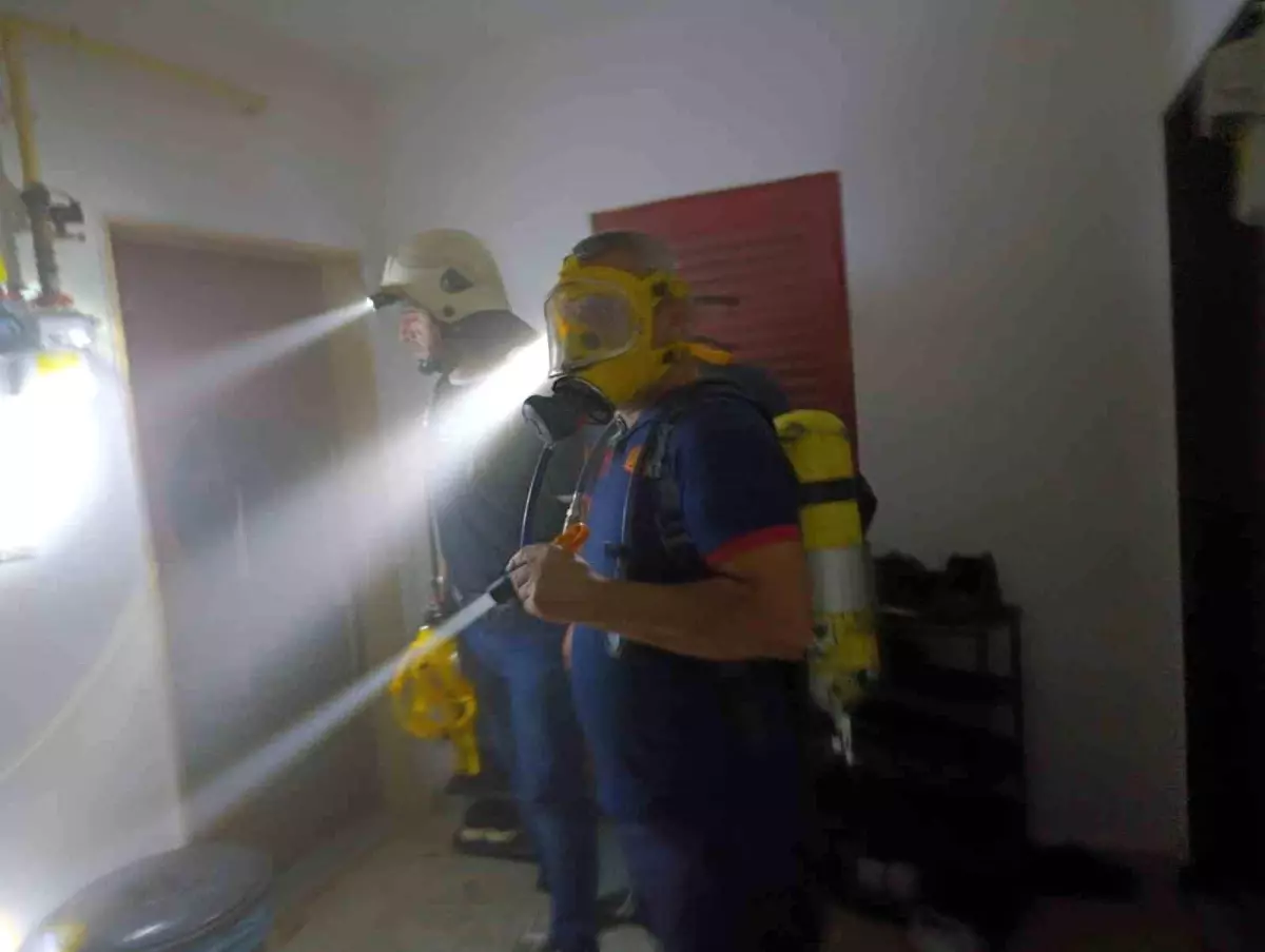 Siirt'te Polis Lojmanında Yangın: 13 Kişi Dumandan Etkilendi