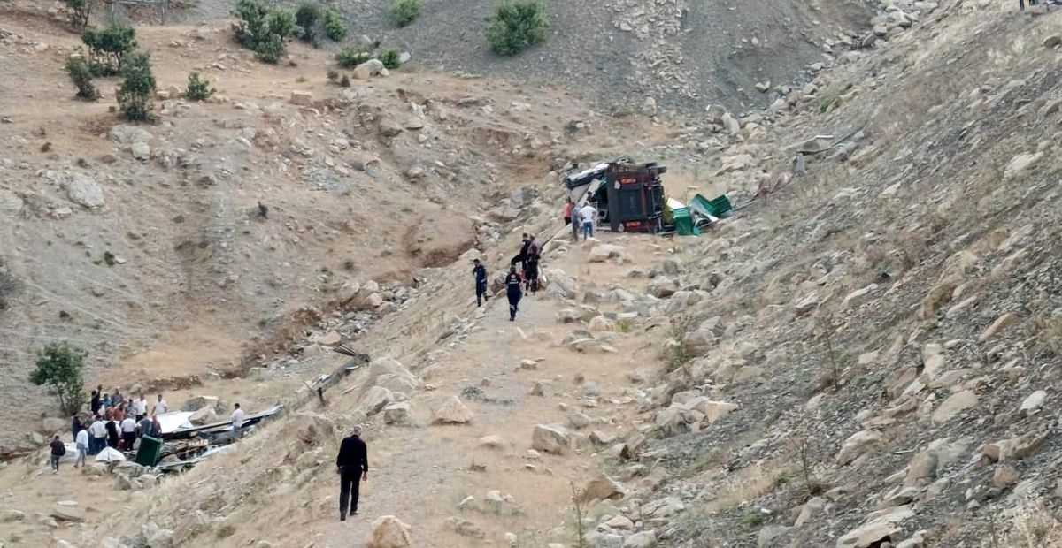 Şırnak'ta şarampole devrilen tırın sürücüsü yaralandı