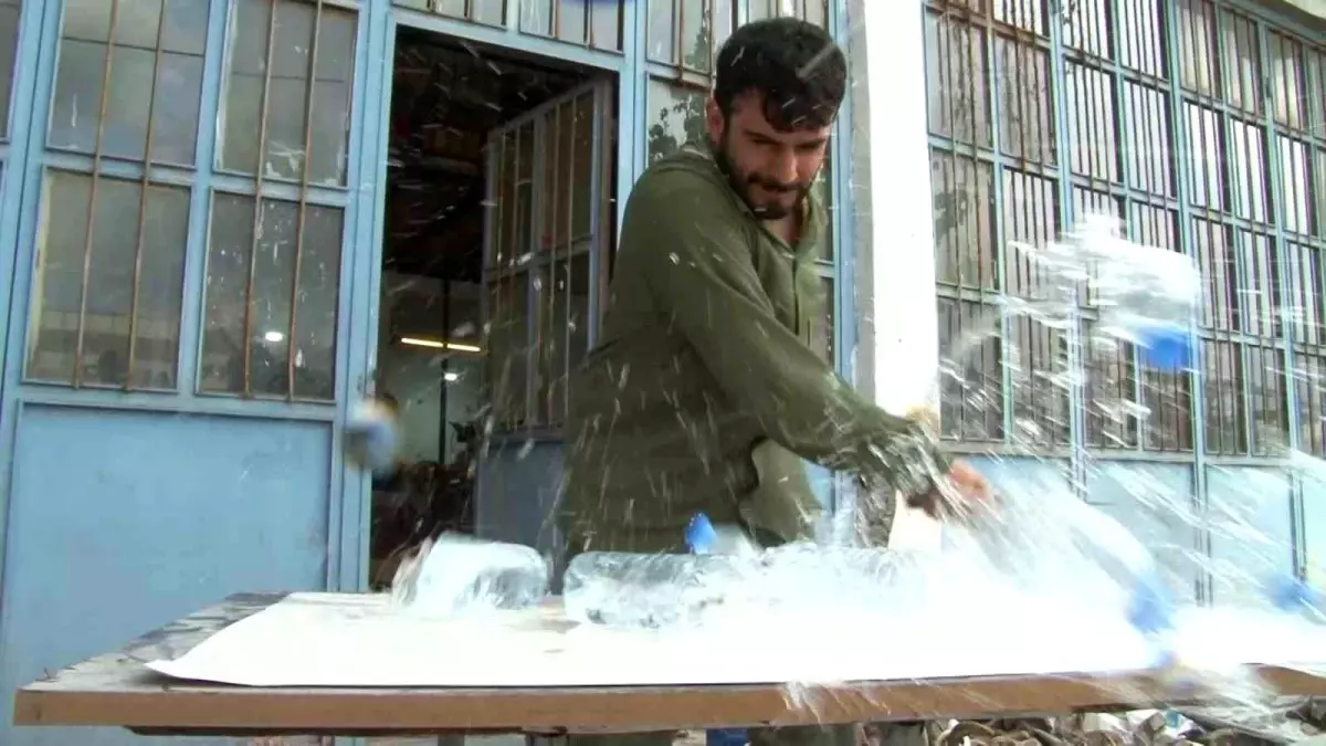 Sivaslı Bıçak Ustası, Pet Şişe Üzerinde Bıçak Şovu ile Göz Doldurdu