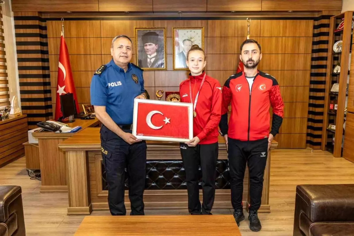 Ebrar Çakır'dan Türkiye Taekwondo Şampiyonluğu