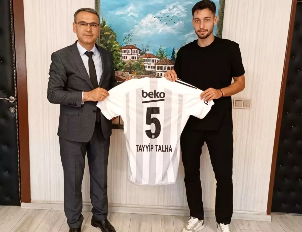 Beşiktaşlı Futbolcu Sanuç'tan Öğretmenine Özel Hediye