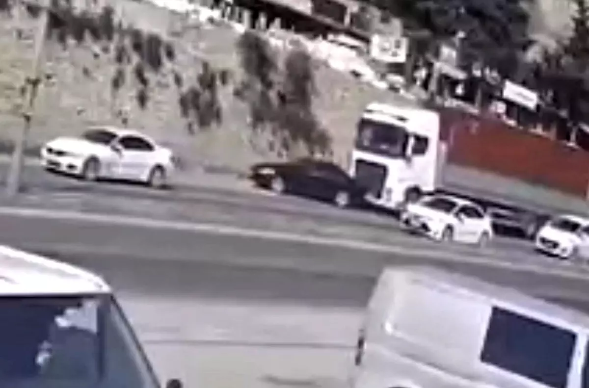 Hatay'da Tır, Önündeki Aracı Sürükledi