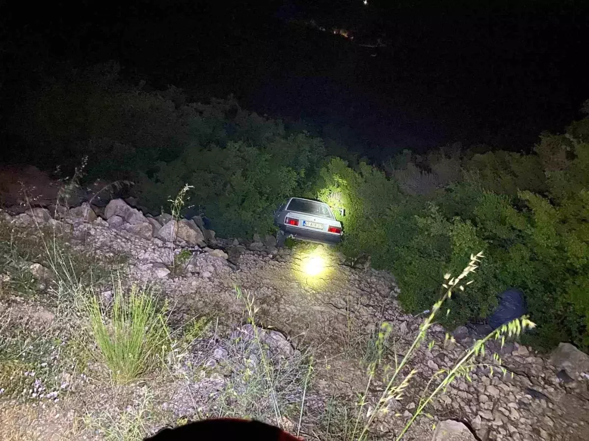 Tokat'ta Uçuruma Yuvarlanan Otomobilde 3 Yaralı