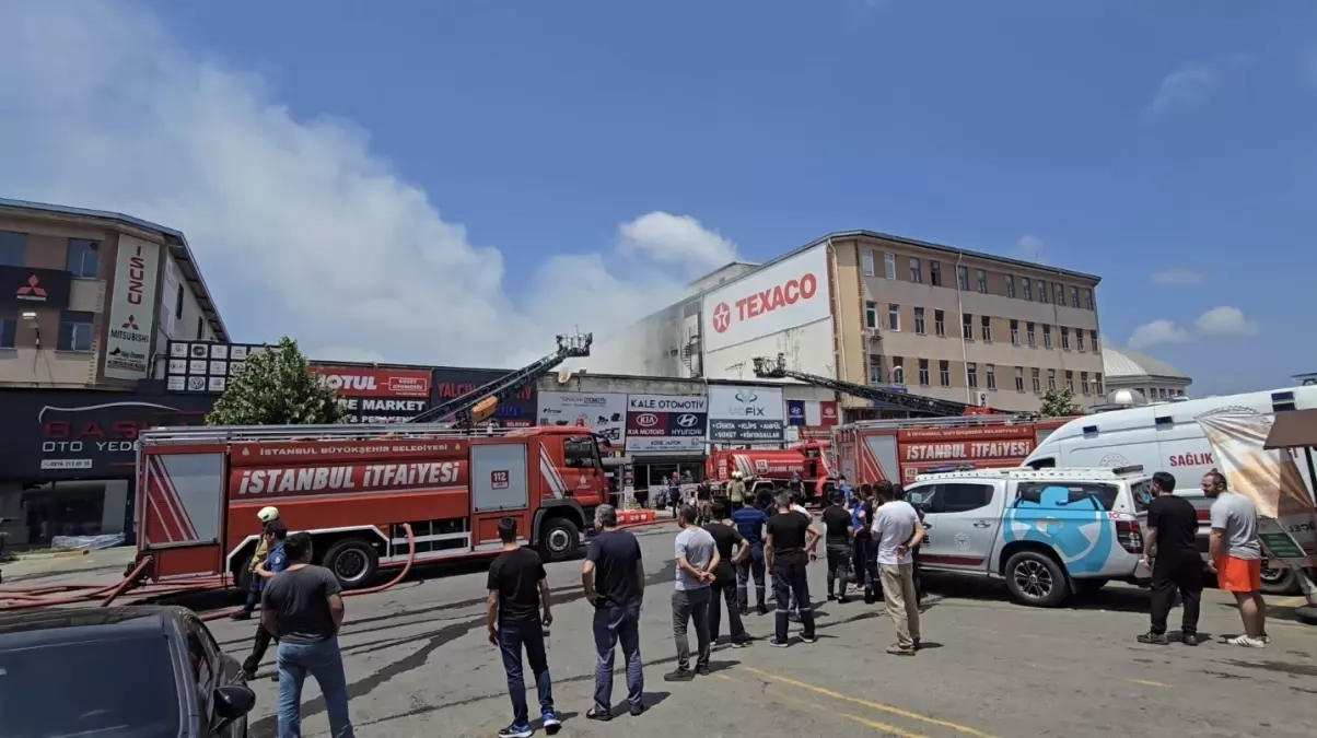 Ümraniye'de Yangın: Dükkanlar Alev Alev Yandı