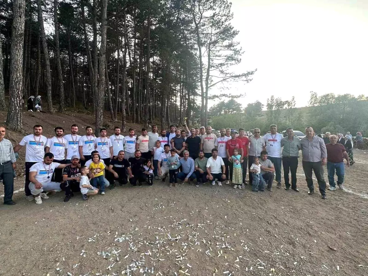 Yeniüreğil'de Geleneksel Voleybol Turnuvası Heyecanı
