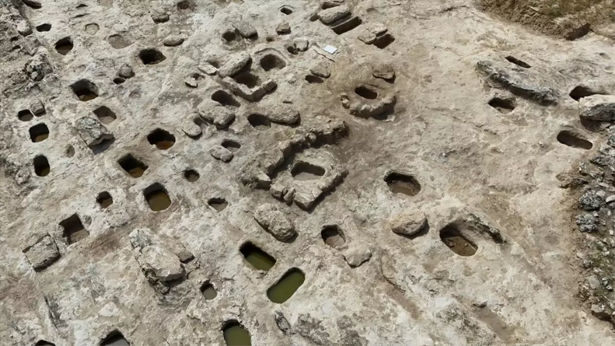Hasankeyf'te 2.300 Yıllık Kaya Mezarlar Bulundu