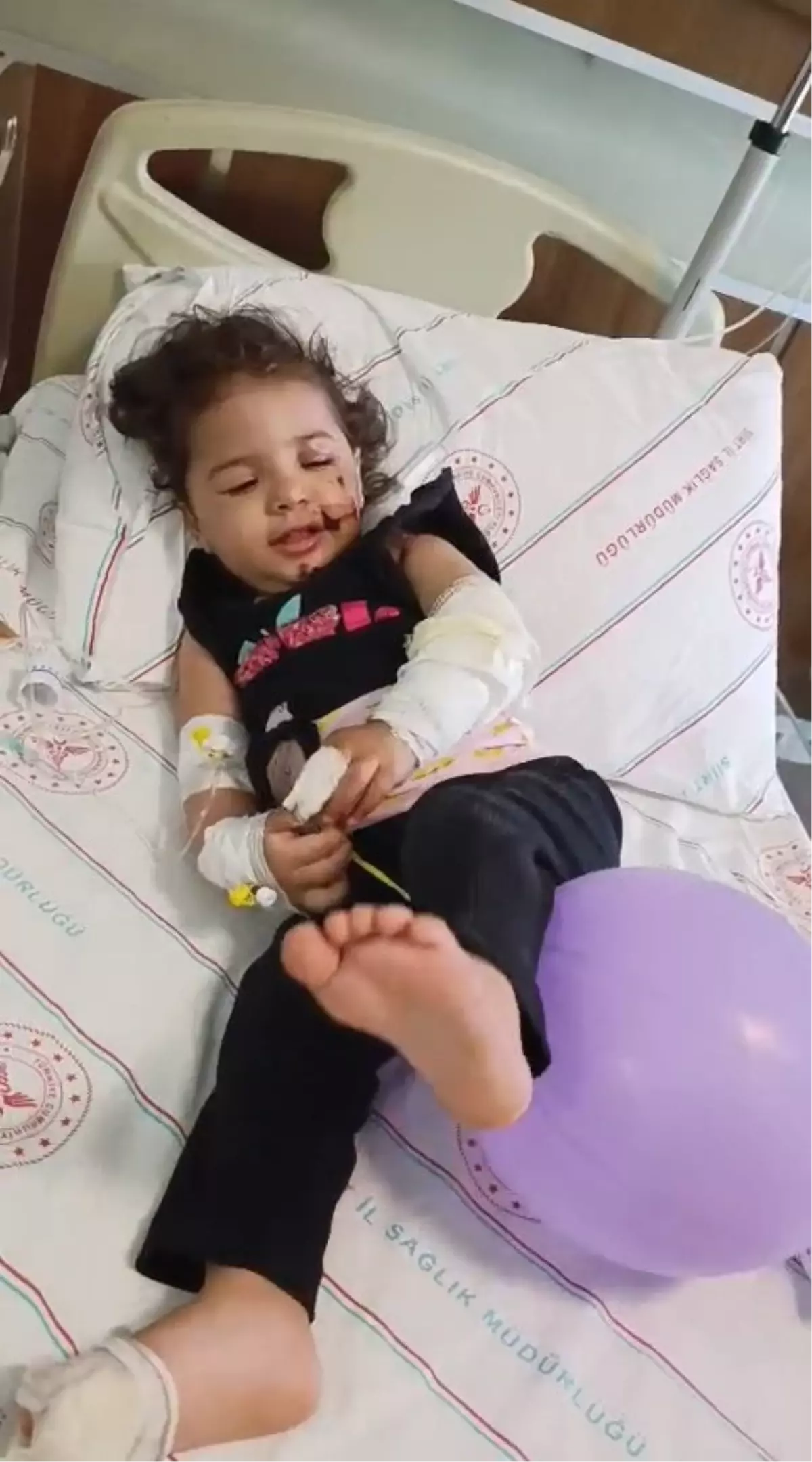 Siirt'te Balkonundan Düşen Çocuk Otomobilin Üzerine Düştü