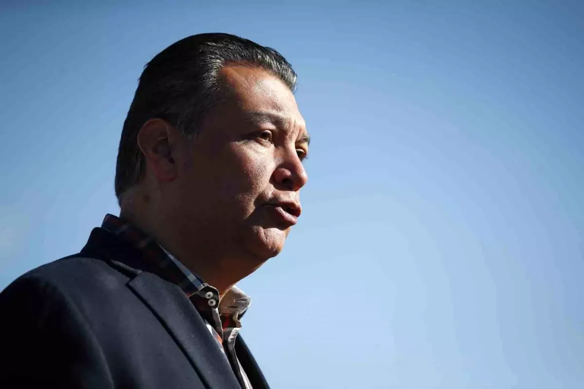 Demokrat Senatör Alex Padilla, İç Güvenlik Bakanı'nın Basın Toplantısında İtidal ve Kelepçelendi