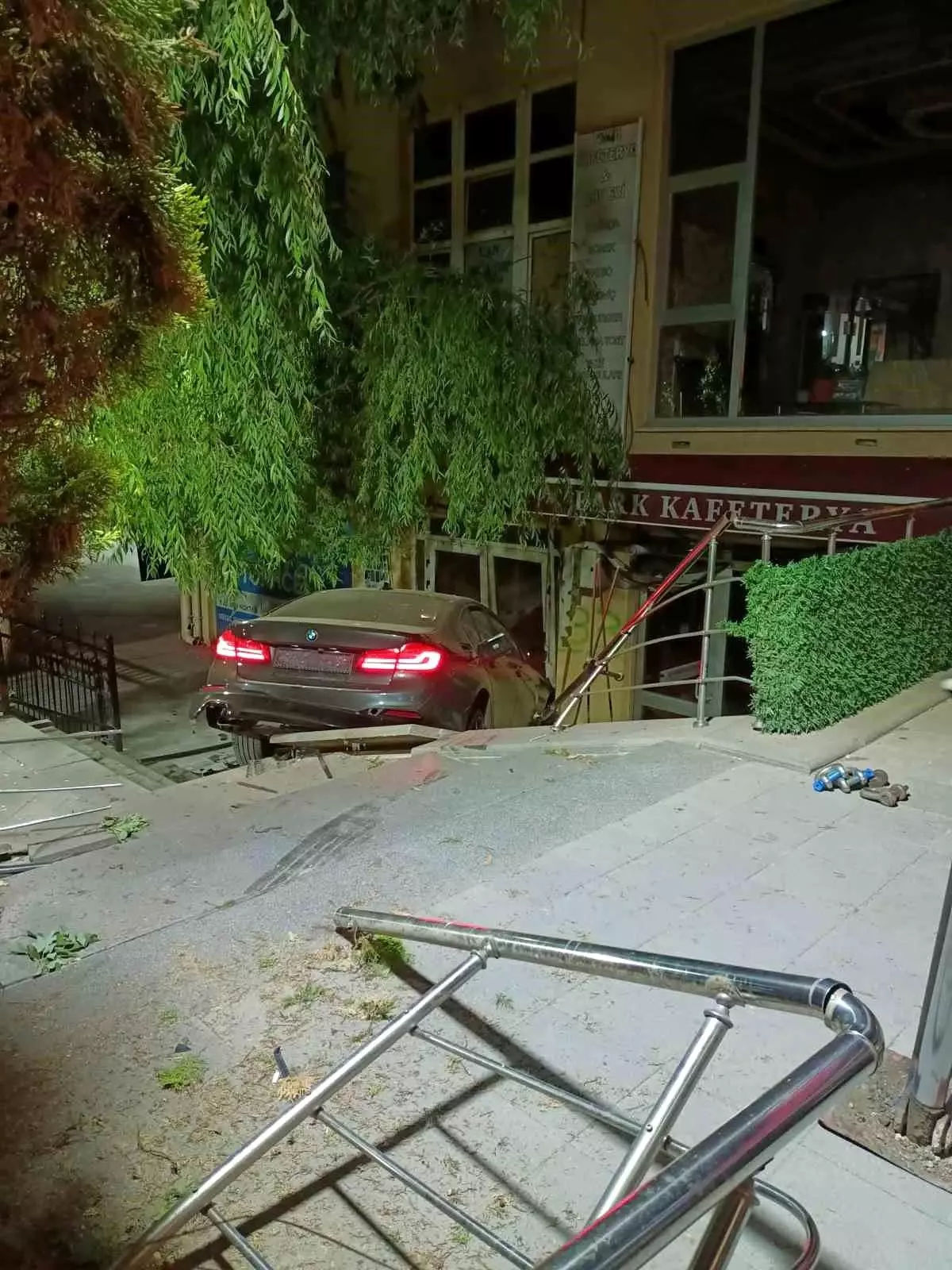Otomobil Çay Ocağına Düştü, Can Kaybı Yok