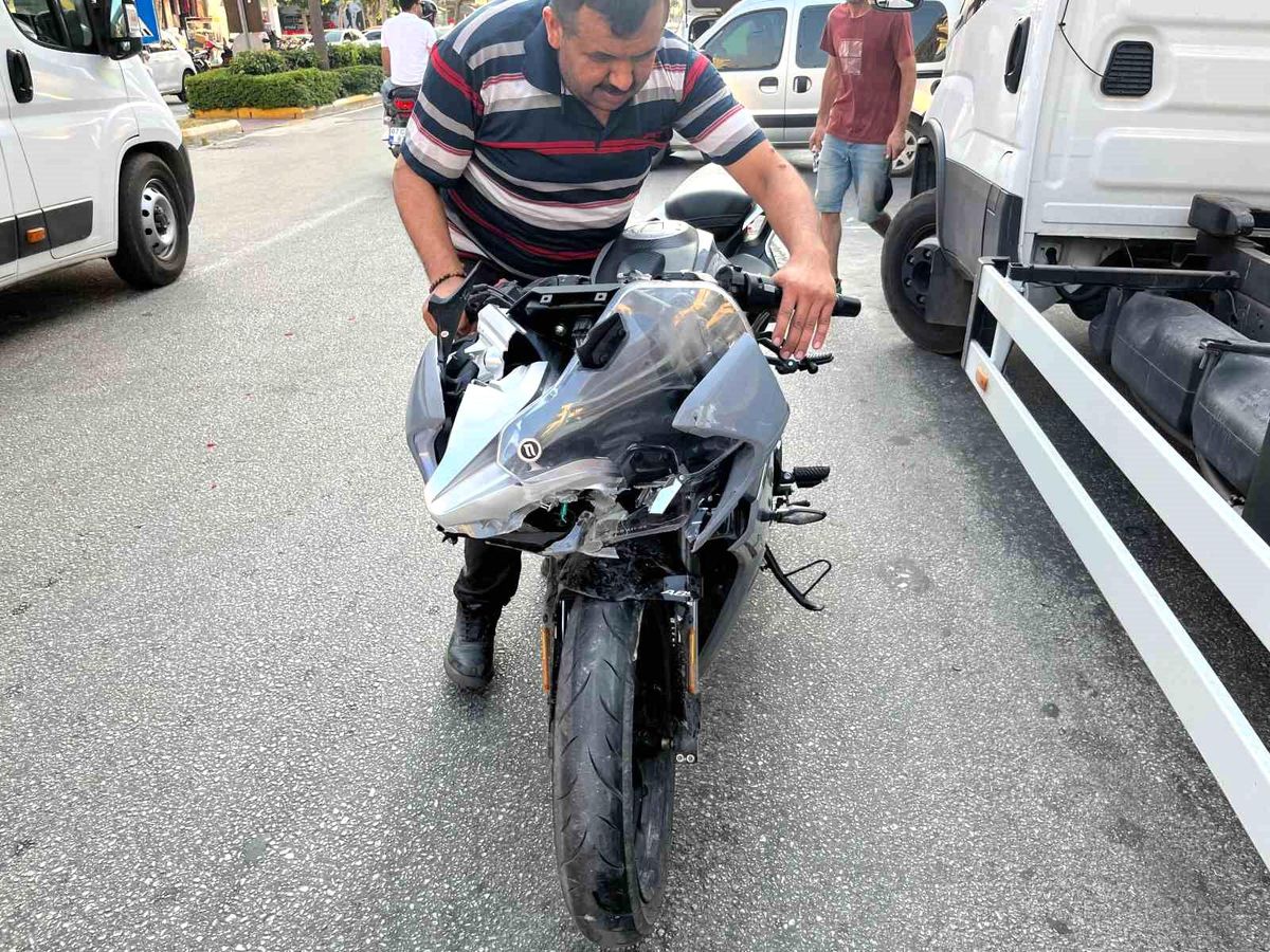 Alanya'da Motosiklet ile Kamyonet Çarpıştı: 2 Yaralı