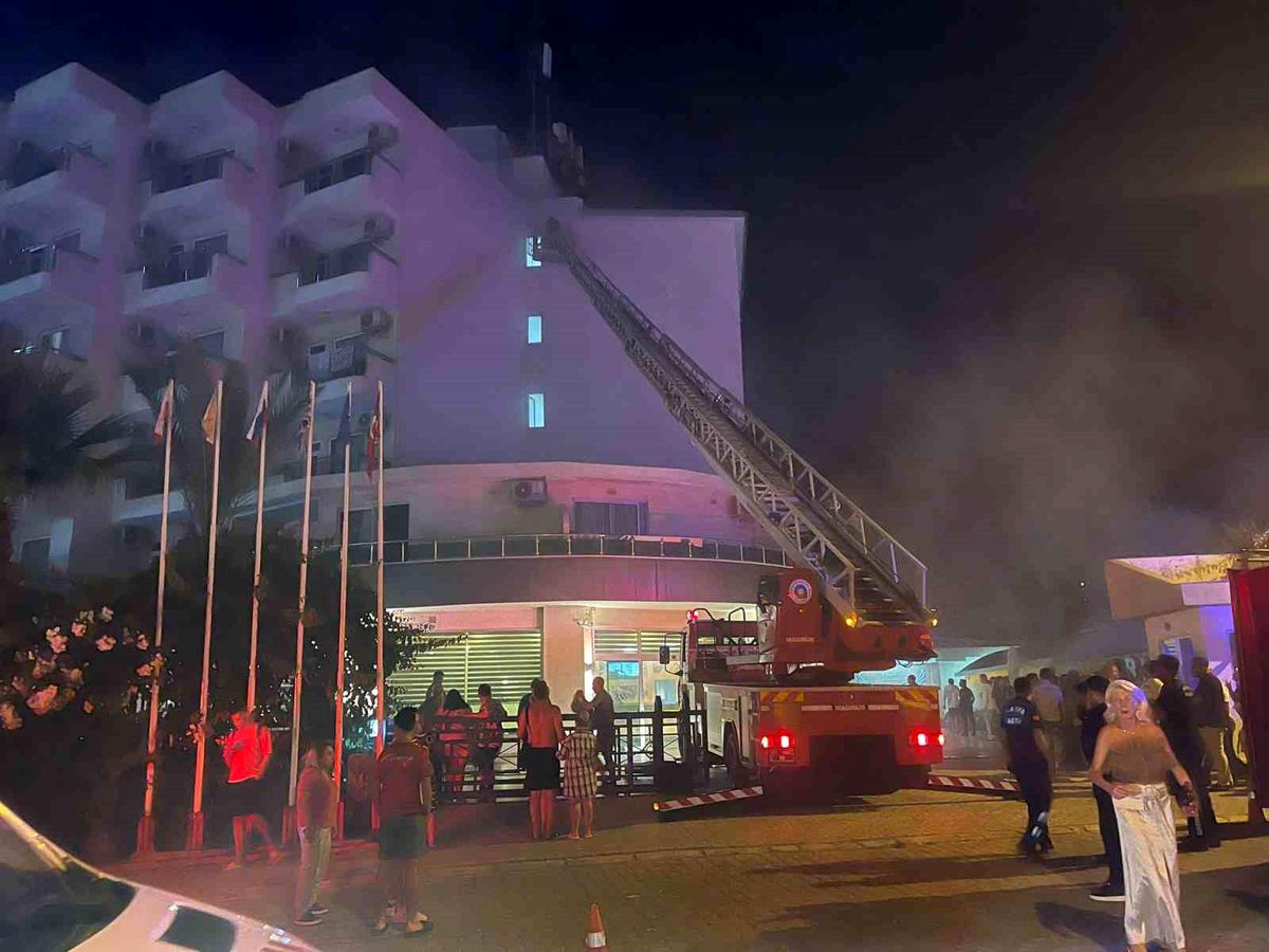 Alanya'da Otelde Yangın: Misafirler Tahliye Ediliyor
