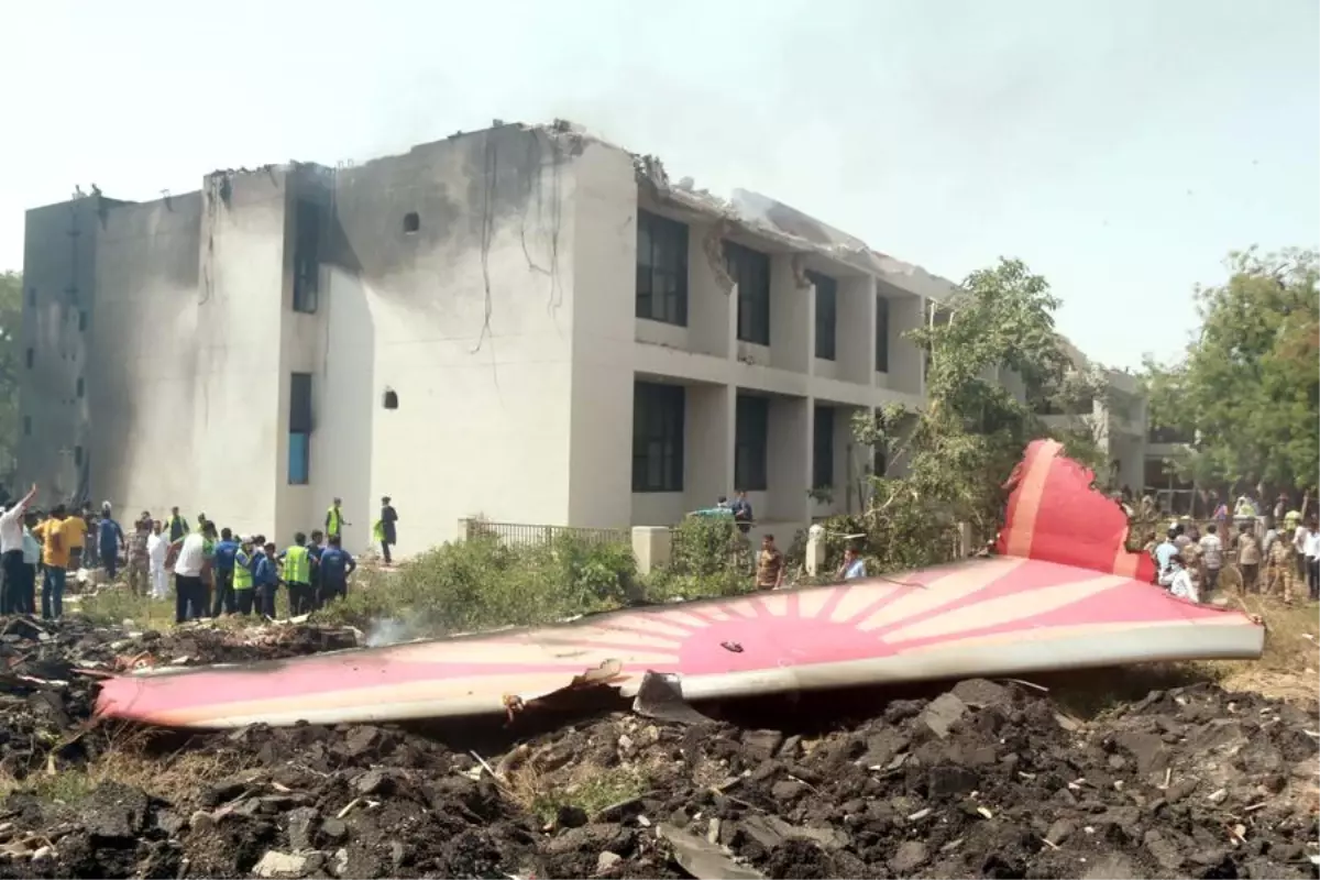 Air India Uçağı Gucerat'ta Düştü