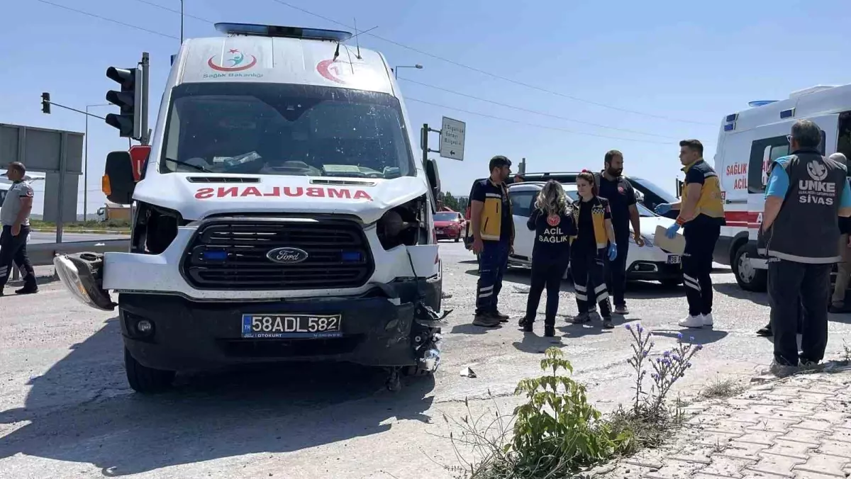 Sivas'ta Ambulans ile Otomobil Çarpıştı, 5 Yaralı