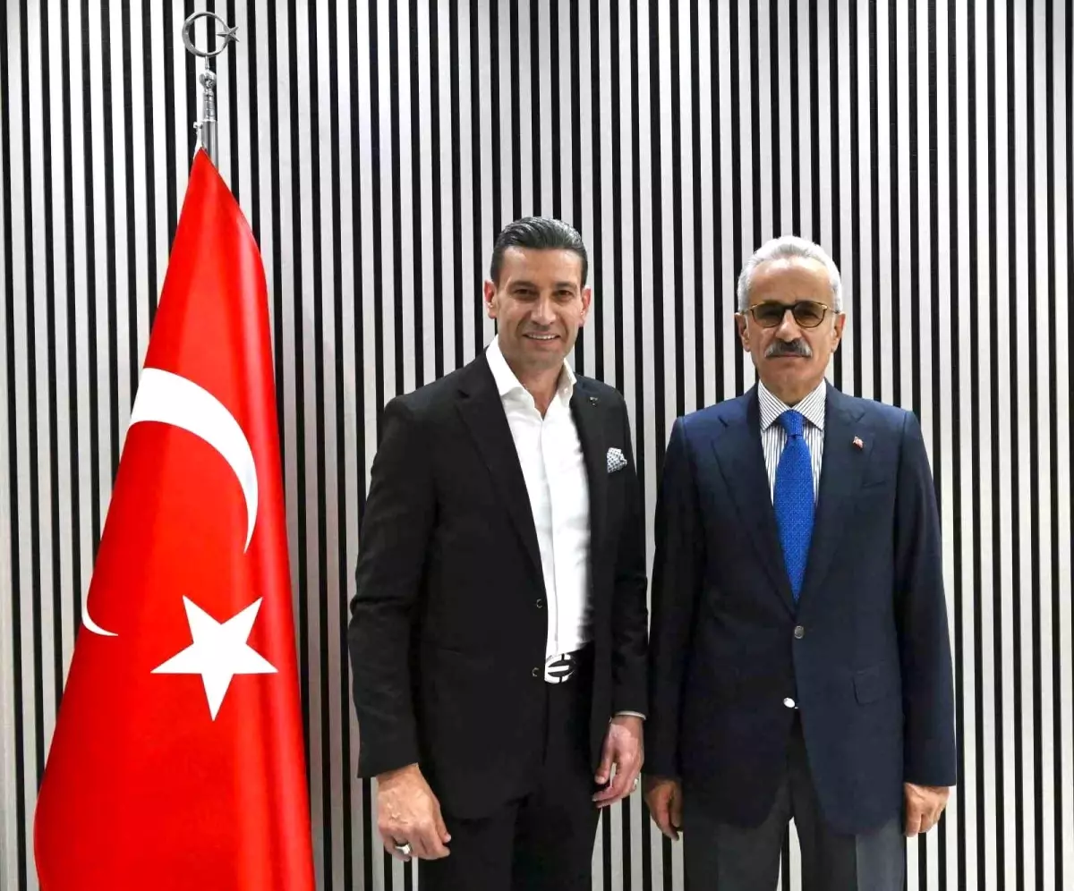 Ulaştırma Bakanı Uraloğlu, Boks Federasyonu'nu Ziyaret Etti