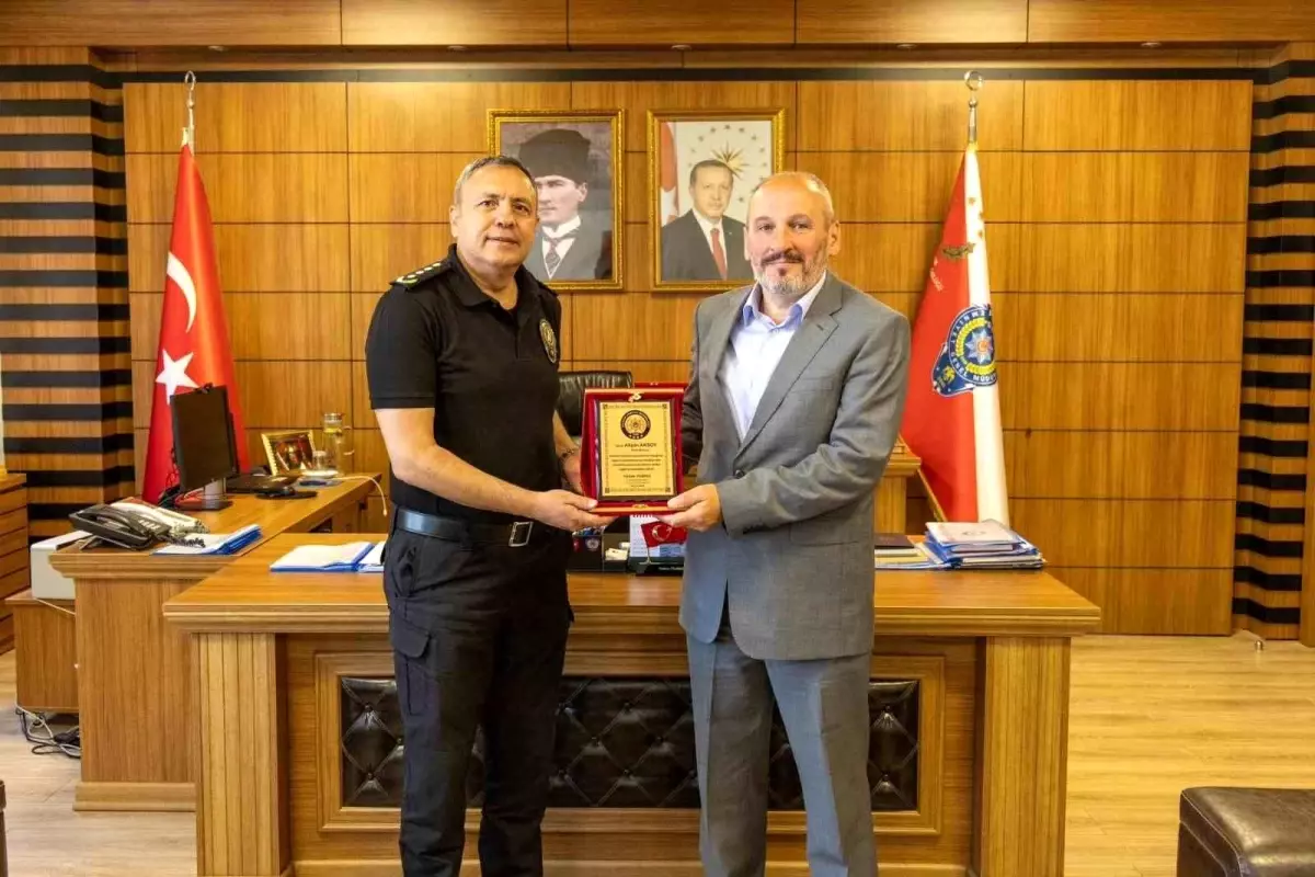 Emekli Polis Memuru Alişan Aksoy'a Plaket Töreni