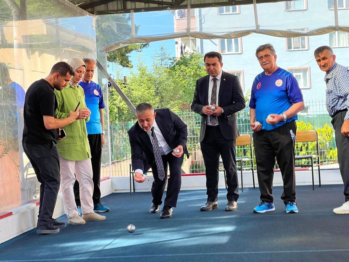 Serkan Yıldırım Huzurevi'ni Ziyaret Etti, Yaşlılarla Bocce Oynadı