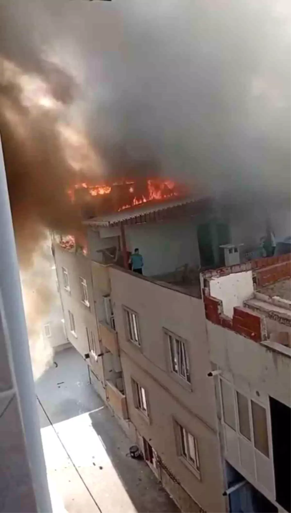 Bursa'da 3 Katlı Binada Yangın Korku Sardı