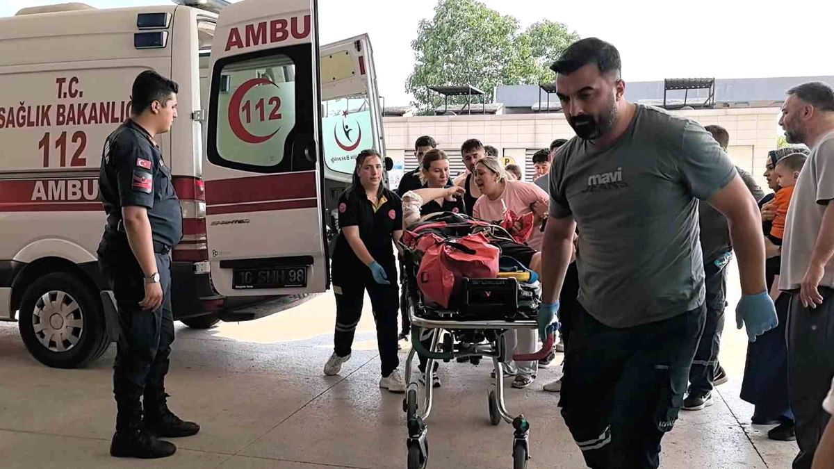 İnegöl'de Motosiklet Kazası: İki Kişi Ağır Yaralandı