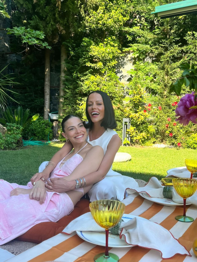 Demet Özdemir's beauty is genetic! Her pose with her sister sparked much discussion
