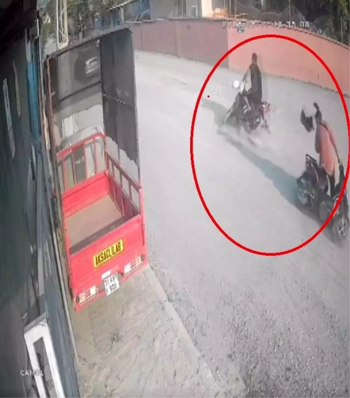 Hatay'da Motosiklet Kazası: Kadın Sürücü Düşüp Diğer Motosikletten Çarpıldı