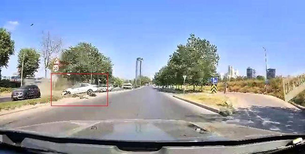 Esenyurt'ta Kontrolden Çıkan Araç Kaldırıma Vurdu