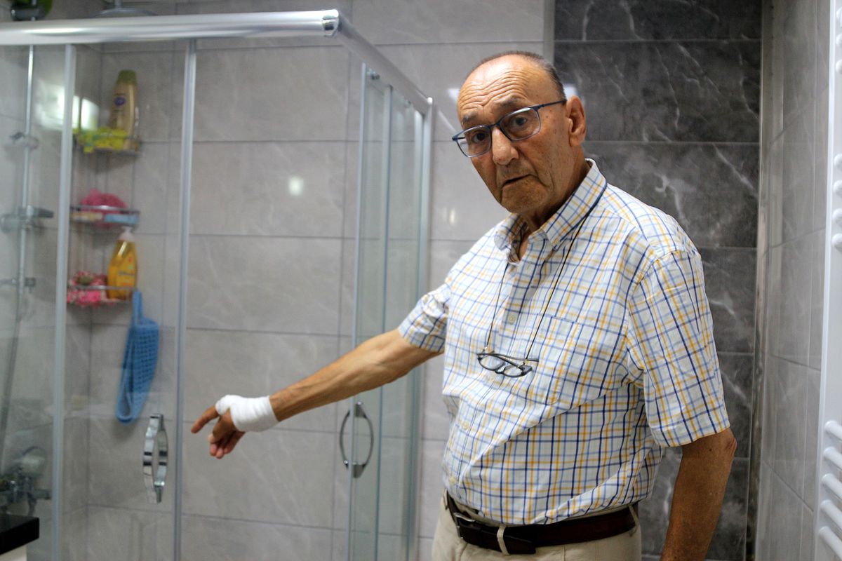 Antalya'da Duşa Kabin Camı Patladı, Emekli Akademisyen Yaralandı