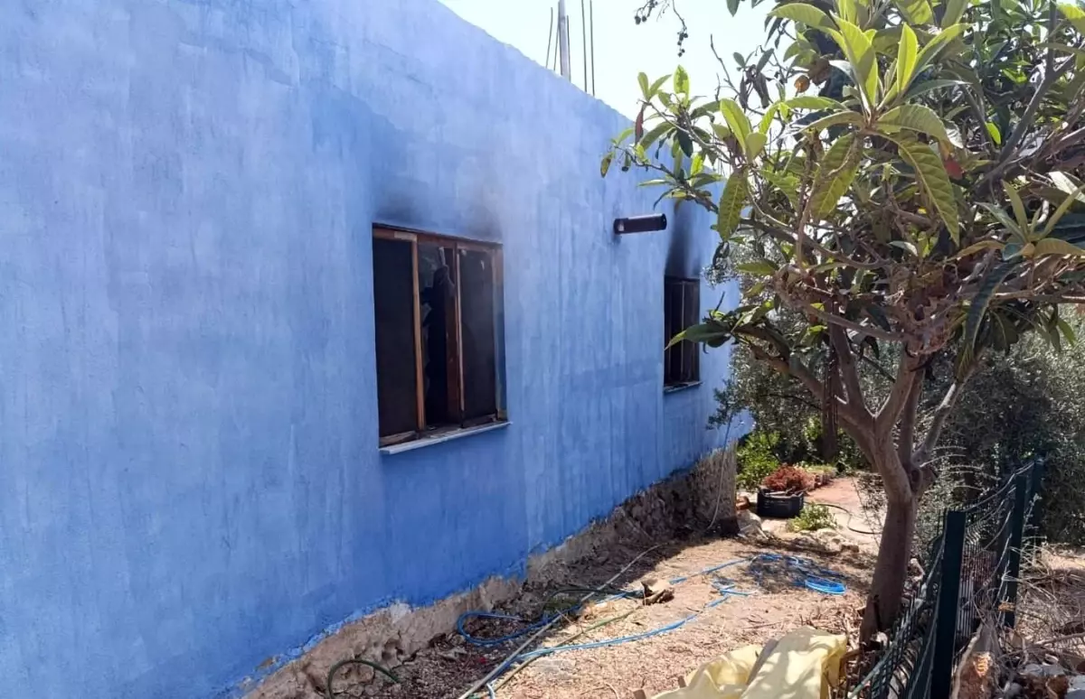 Mersin'de Yangın Çıktı, Yaşlı Adam Komşuları Tarafından Kurtarıldı
