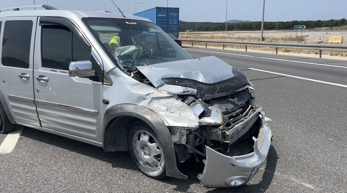 Kocaeli'de Hafif Ticari Araç Bariyere Çarptı: 3 Yaralı