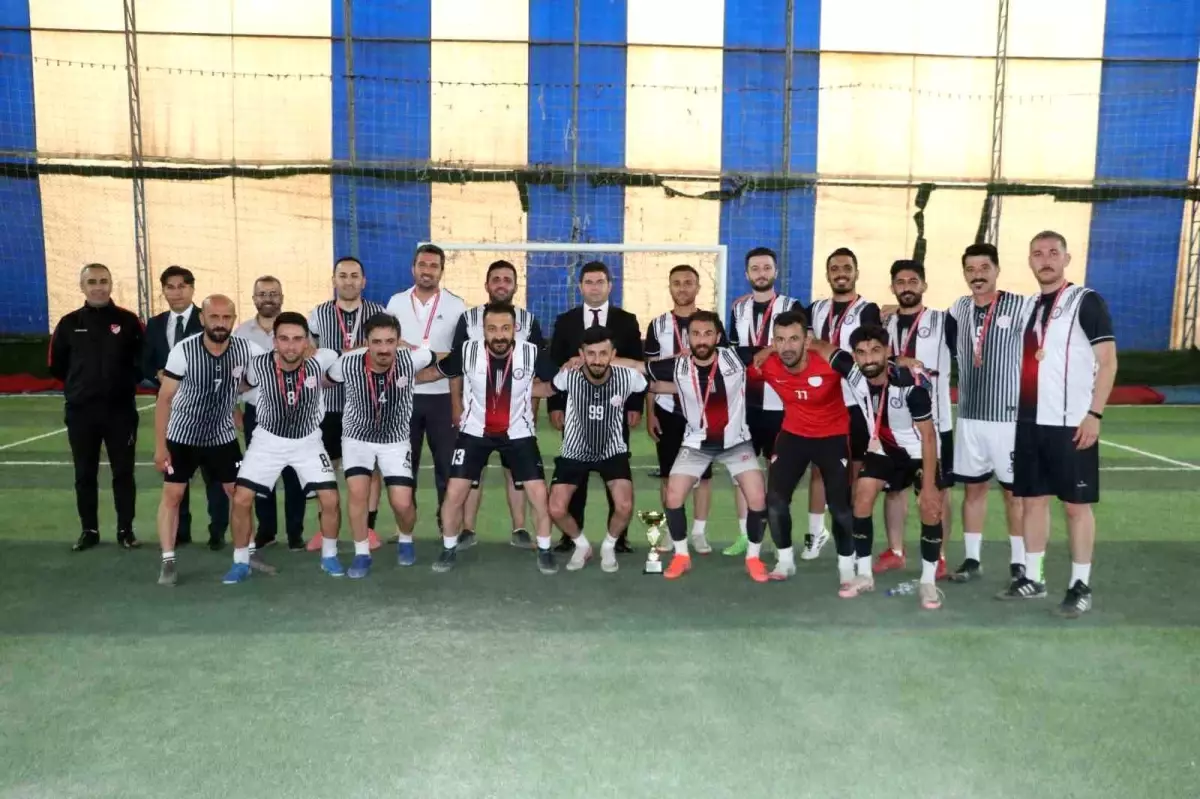 Hakkari'de Öğretmenler Arası Futbol Turnuvası Sona Erdi