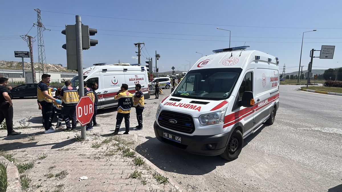 Sivas'ta Ambulans ile Otomobil Çarpıştı: 5 Yaralı