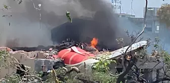 Hindistan'da yolcu uçağı yerleşim yerine düştü