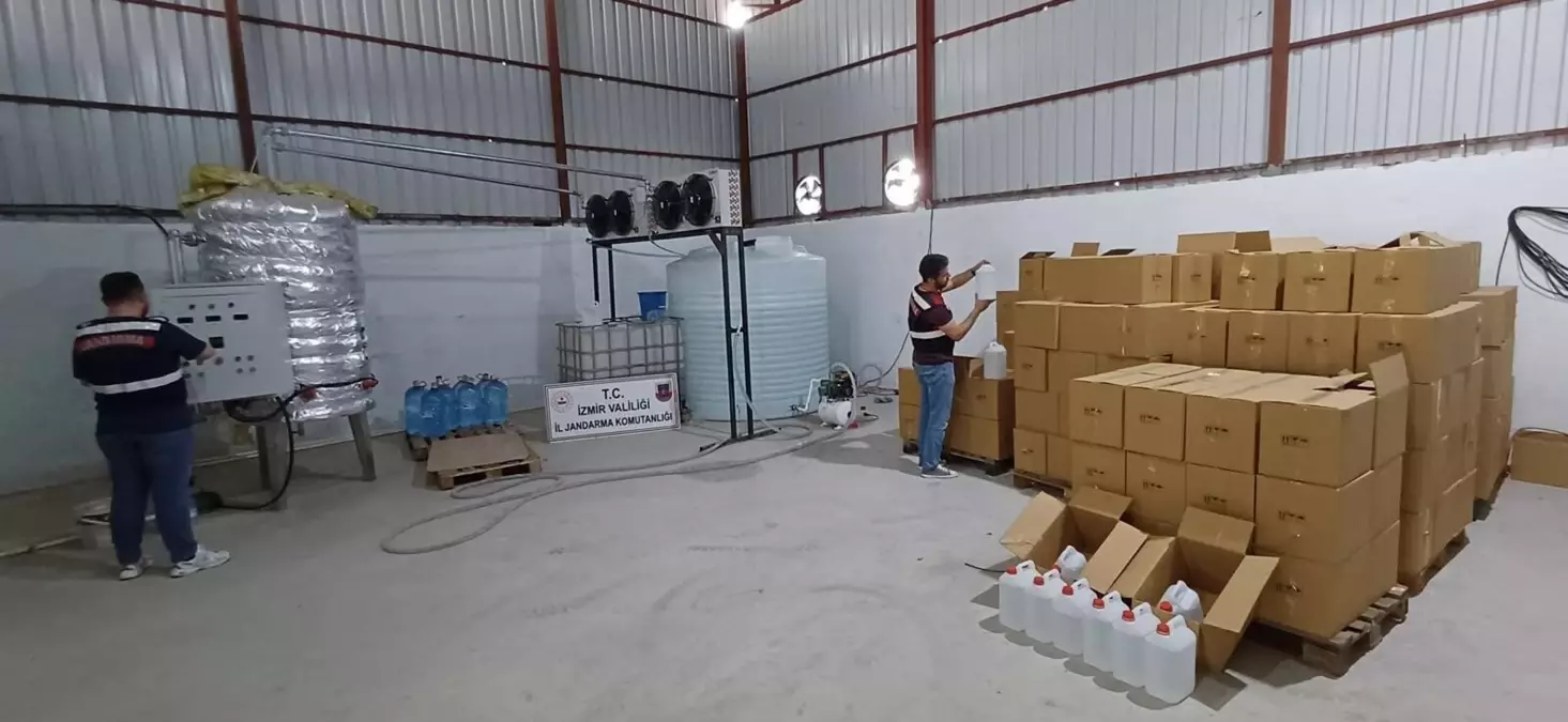 İzmir'de Kaçak Etil Alkol Operasyonu: 4 Gözaltı