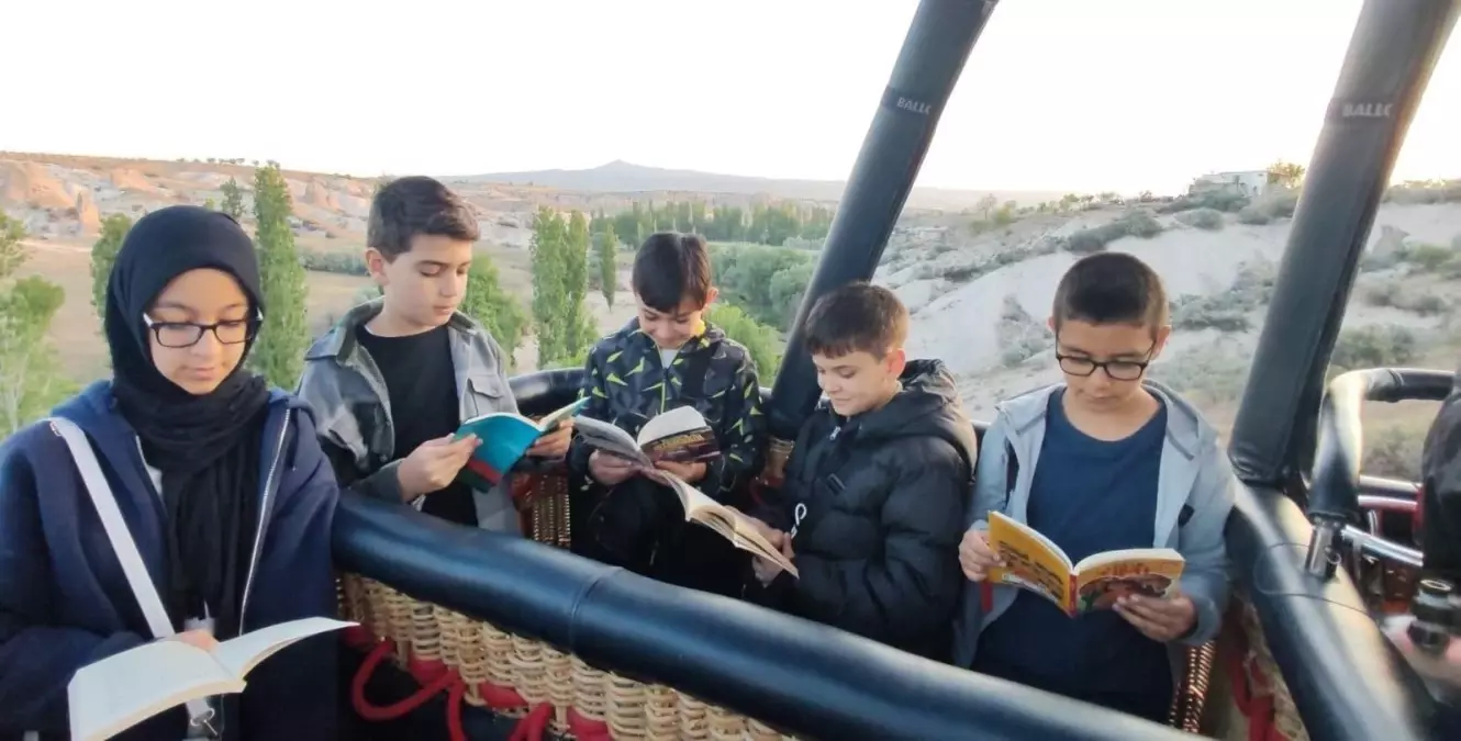 Kapadokya'da Sıcak Hava Balonunda Kitap Okuma Etkinliği