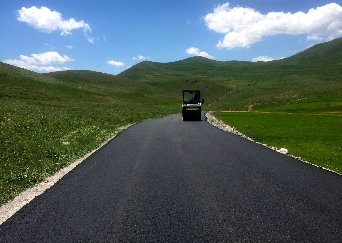 Kars'ta Özel İdare yaptığı yollarla uzağı yakın ediyor