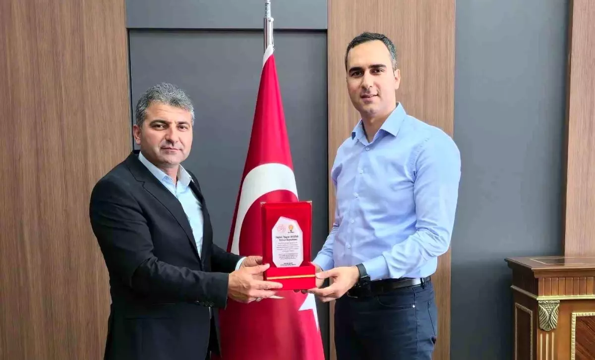 AK Parti Samsat, Kaymakam Yaşar Artar'a Plaket Verdi