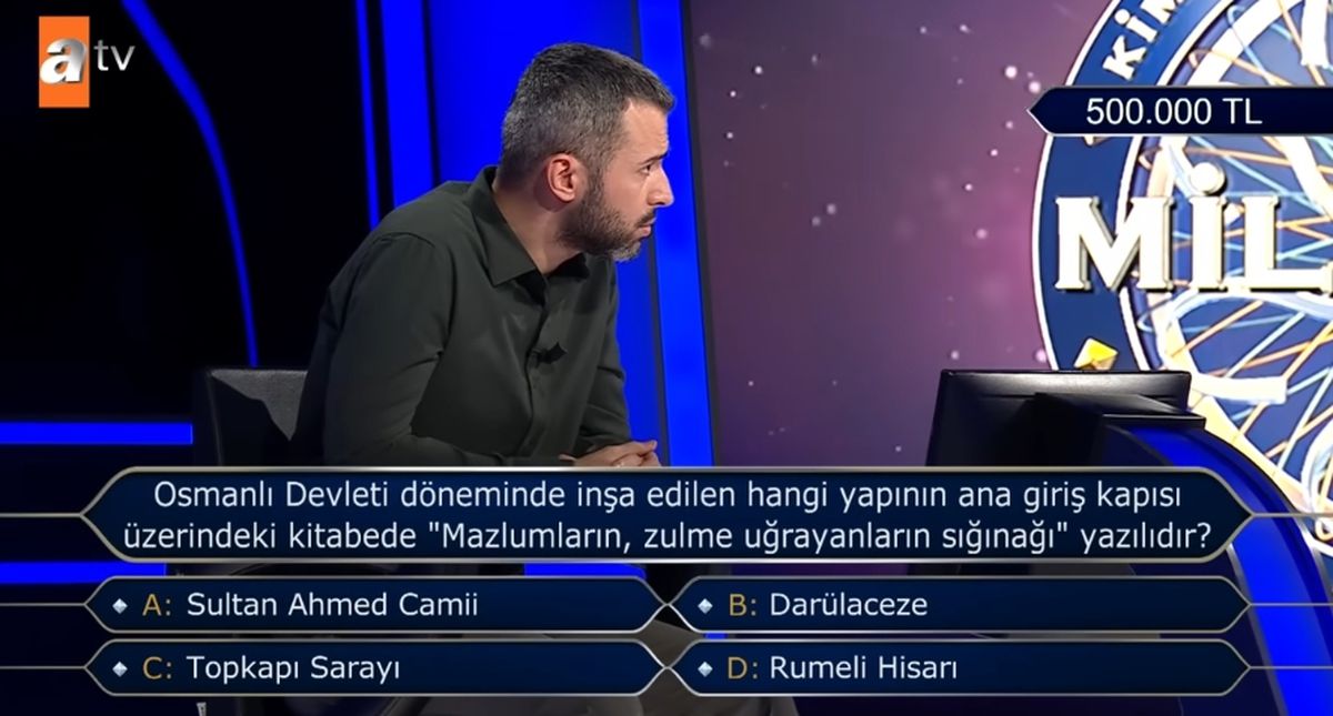 Osmanlı Devleti döneminde inşa edilen hangi yapının ana giriş kapısı üzerindeki kitabede 'Mazlumların, zulme uğrayanların sığınağı' yazılıdır?