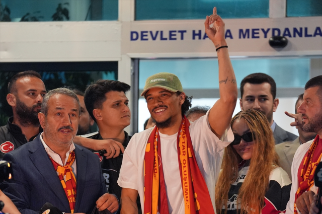 Leroy Sane İstanbul'a geldi! leroy Sane Galatasaray'a transfer oldu mu? Leroy Sane İstanbul'a geldi! leroy Sane Galatasaray'a transfer oldu mu?