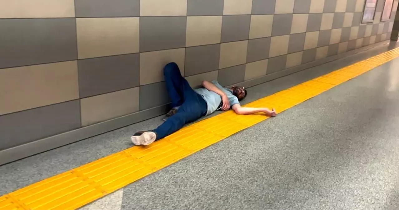 Bursa'da Alkollü Adam Metro Alt Geçidinde Uyumak İstemedi
