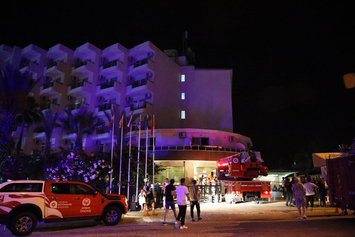 Alanya'daki 5 Yıldızlı Otelde Yangın: Yüzlerce Turist Tahliye Edildi