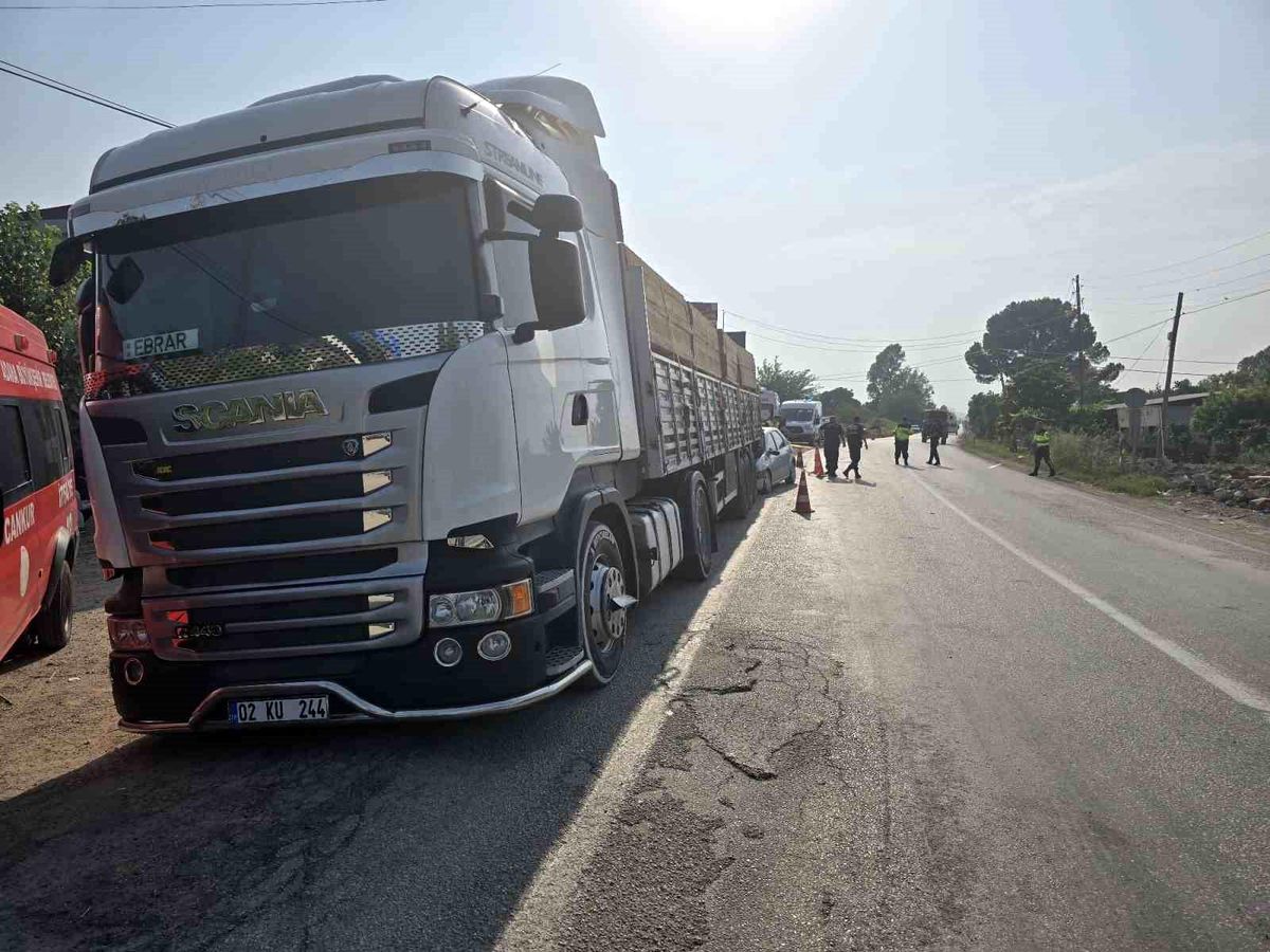 Adana'da Otomobilin Kamyona Çarpması Sonucu Kadın Sürücü Hayatını Kaybetti