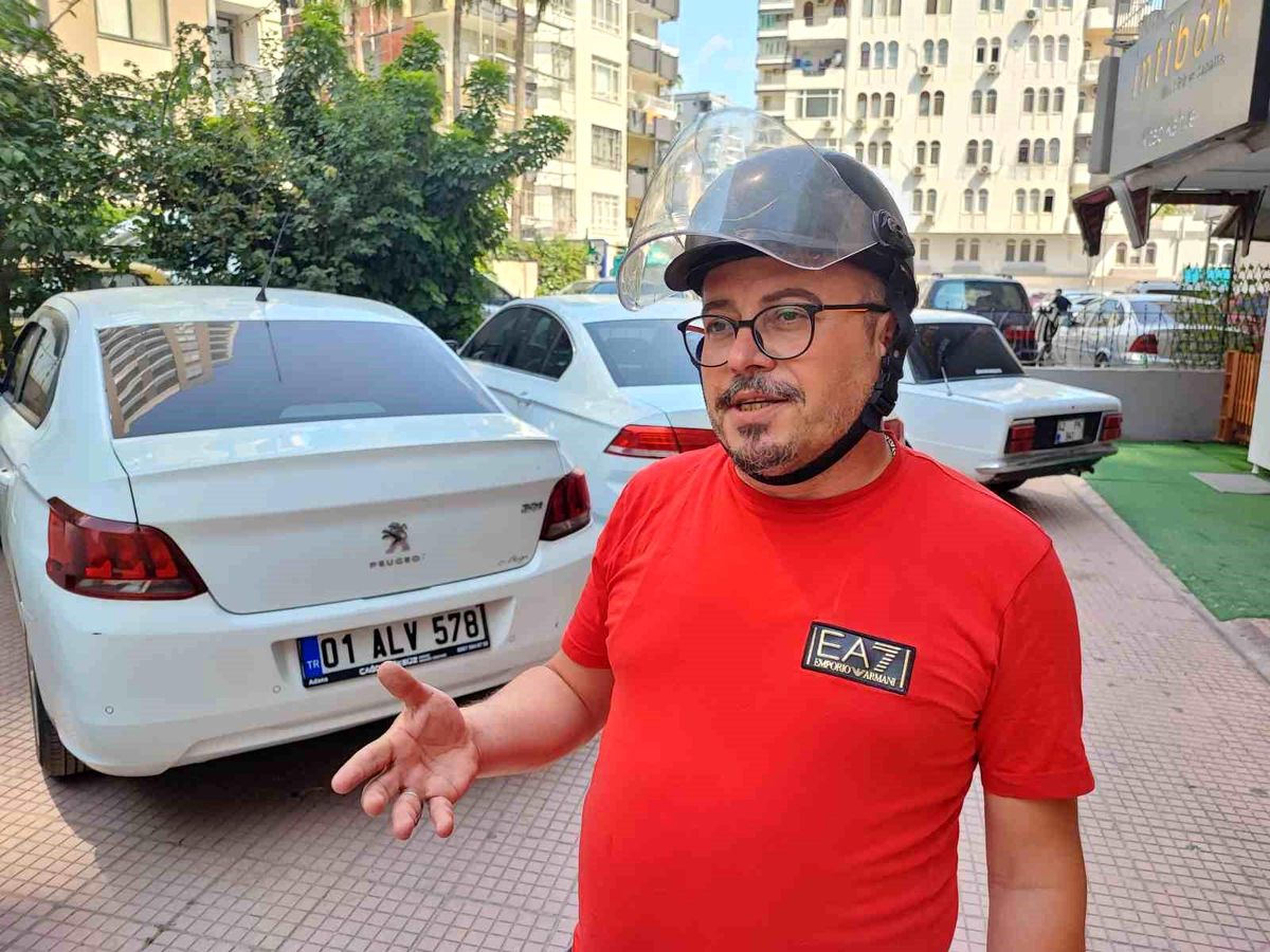Adana'da Otomobil Sürücüsüne Kask Cezası Kesildi