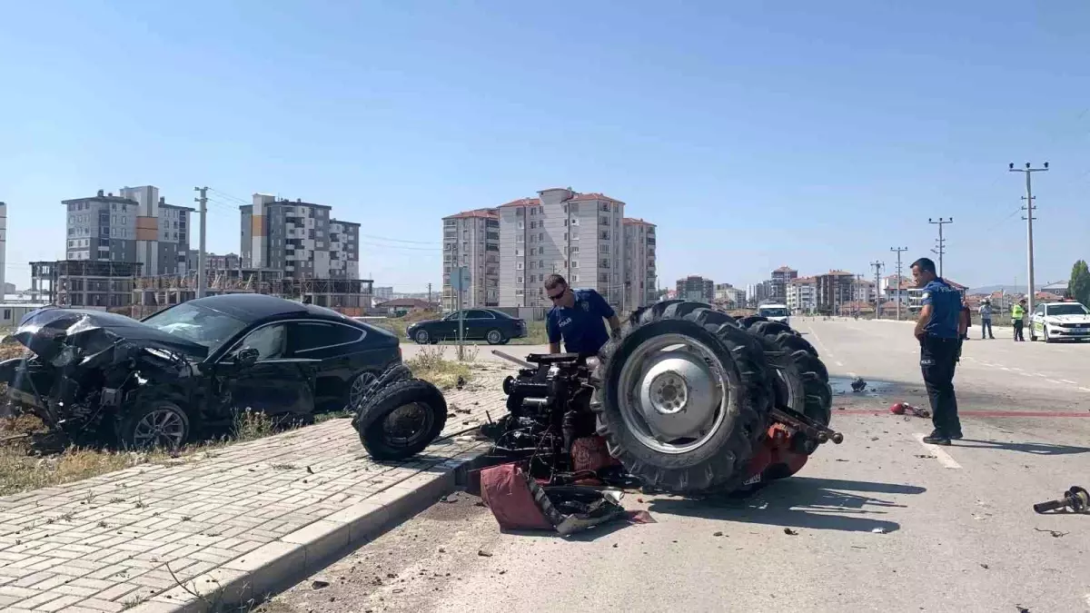 Karaman'da Traktör ile Otomobil Çarpıştı: 86 Yaşındaki Sürücü Hayatını Kaybetti
