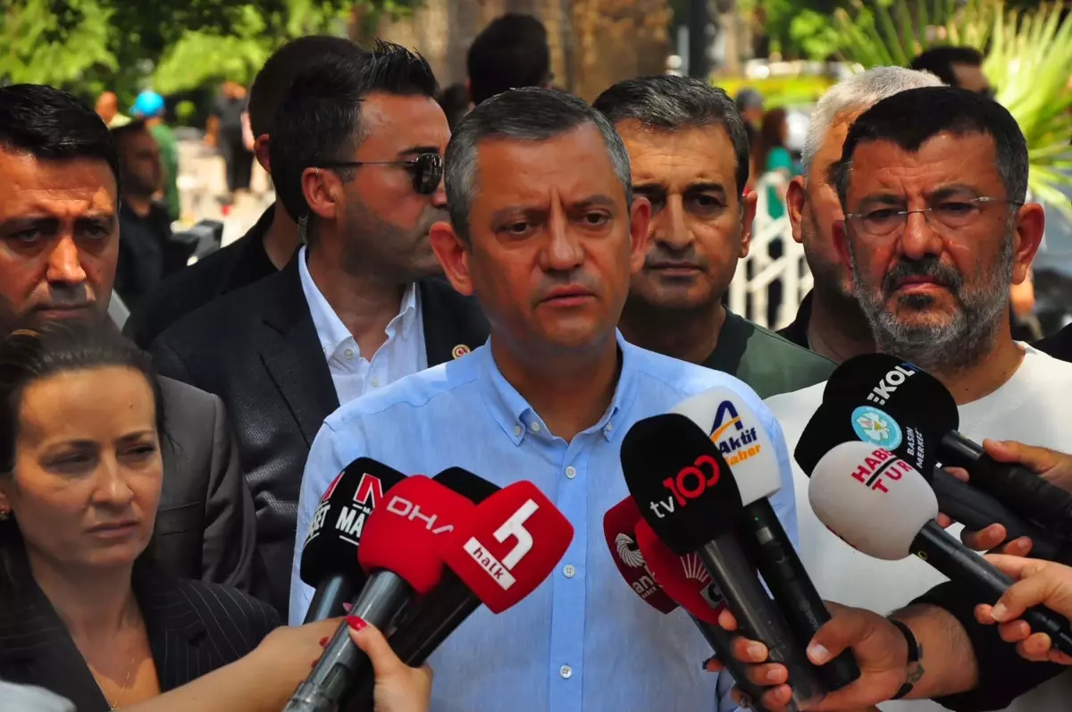 CHP Genel Başkanı Özgür Özel'den Ferdi Zeyrek için taziye ziyareti