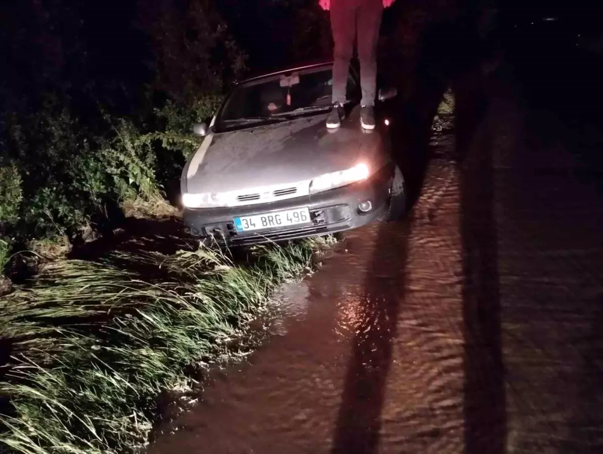 Kastamonu'da Patlayan Su Borusu Otomobili Sürükledi
