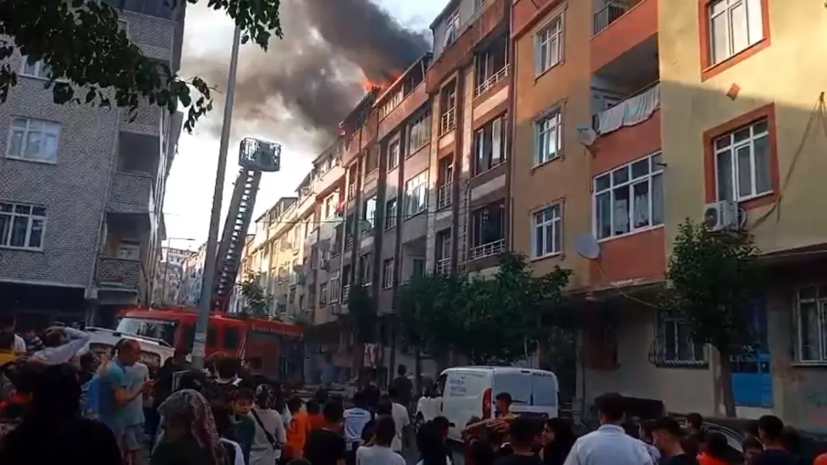 Sultangazi'de 4 Katlı Binada Yangın Çıktı