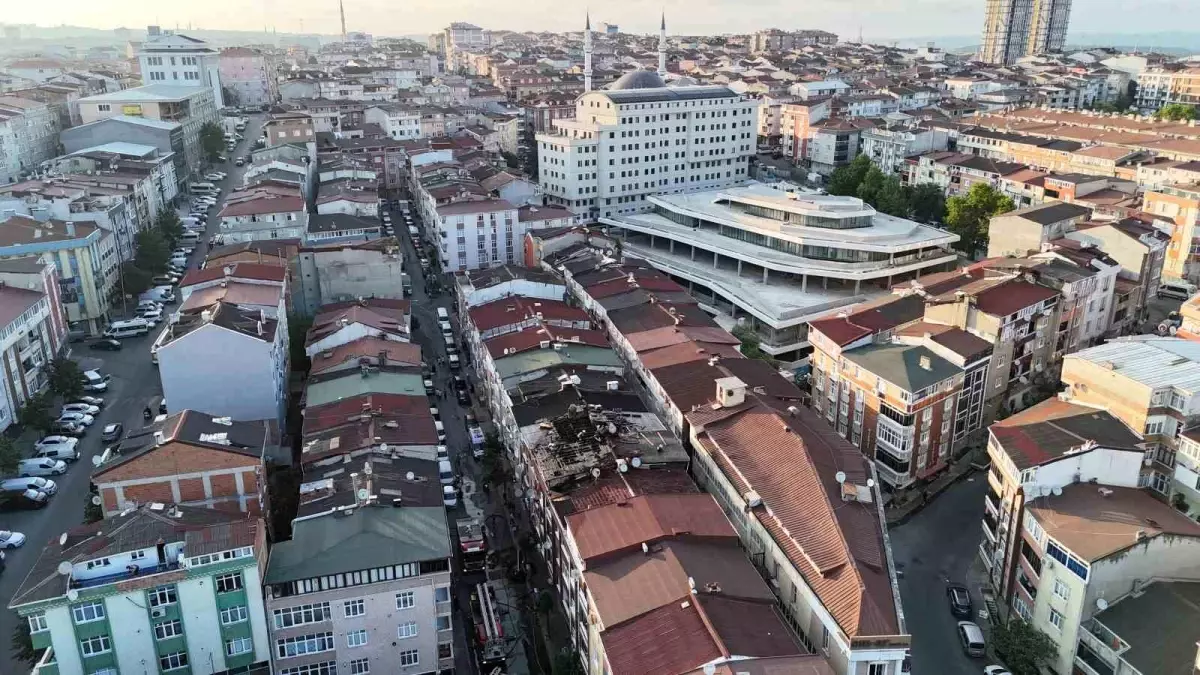 Sultangazi'de 4 Katlı Binada Yangın Çıktı