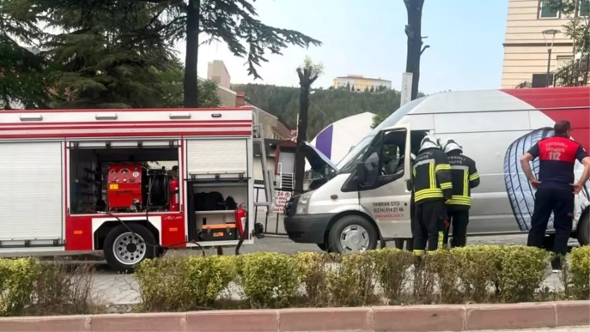 Tavşanlı'da Minibüste Yangın, Sürücünün Dikkati Felaketi Önledi